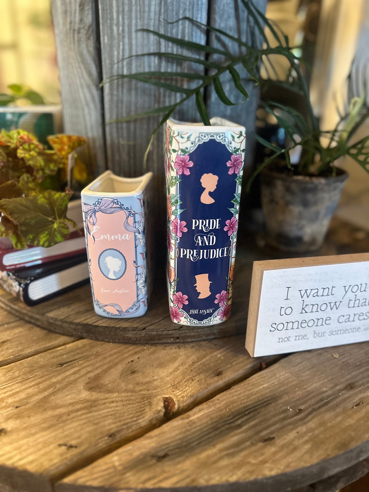 Emma Book Vase